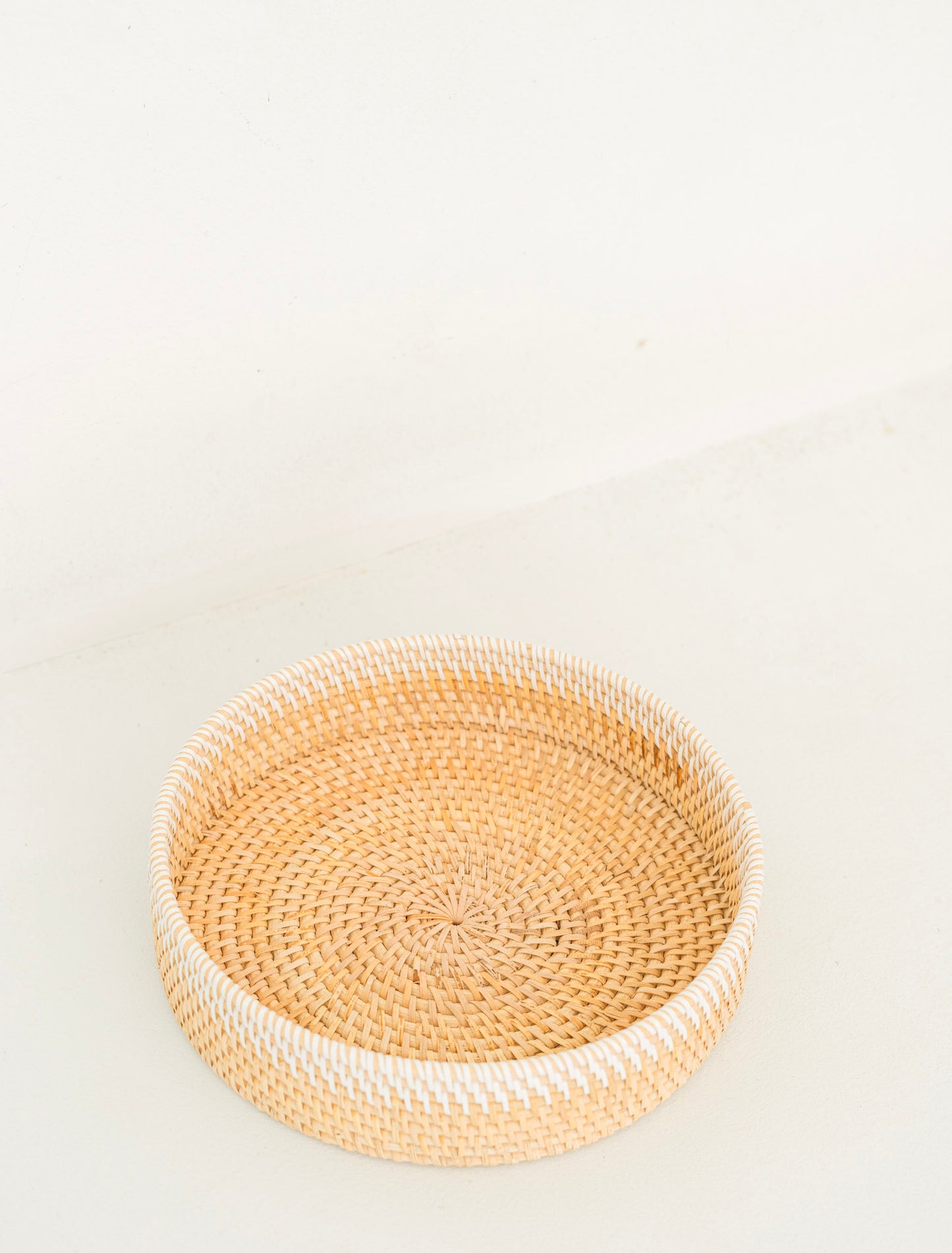 KAMANI TRAY | ROUND DECORATIVE SERVING TRAY