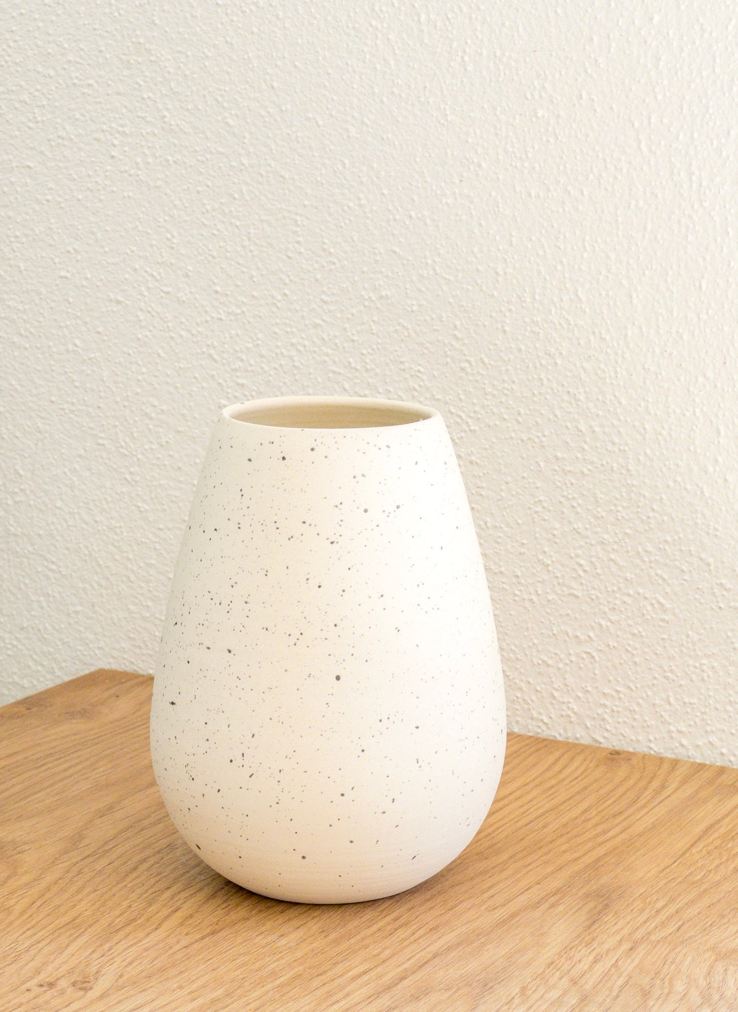 KIRIA VASE | ROUND CERAMIC VASE